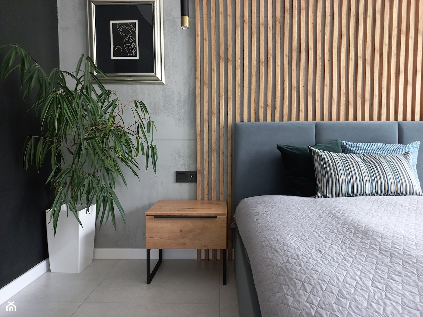 Sypialnia z lamelami na ścianie - zdjęcie od GOGA studio - Homebook