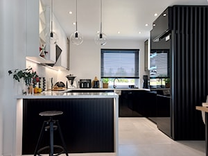 Realizacja czarno-białej kuchni z mozaiką - Kuchnia, styl nowoczesny - zdjęcie od Pracownia Abstracto
