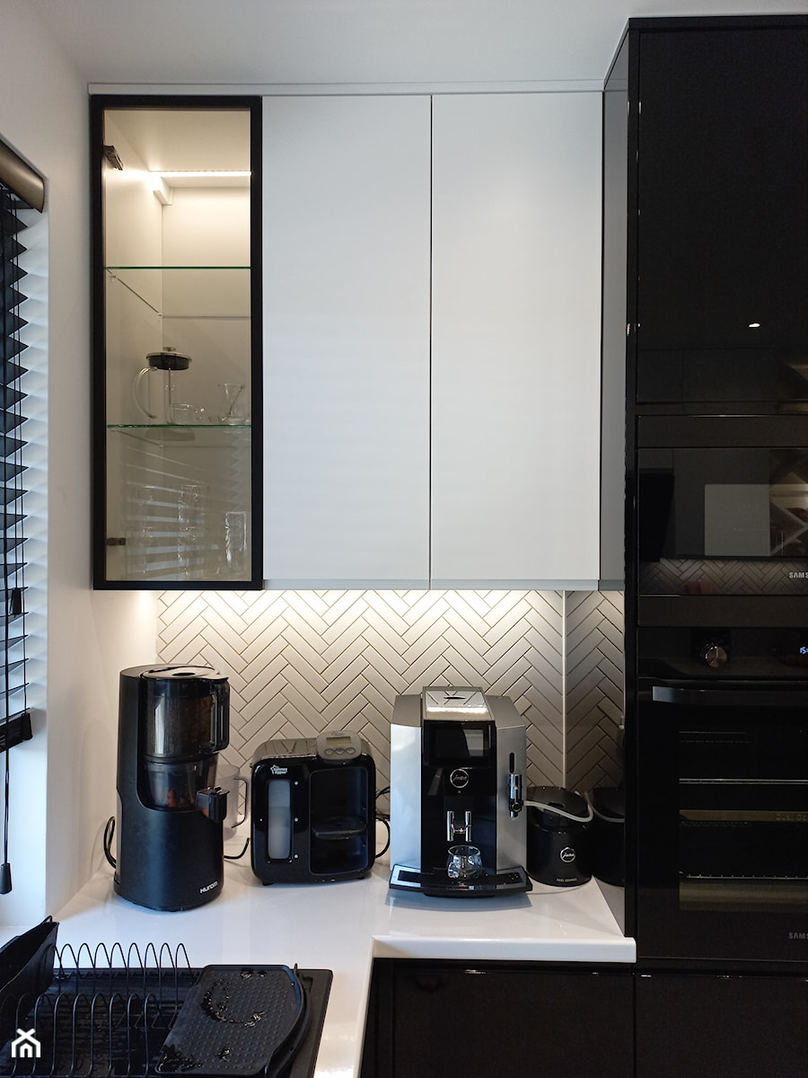Realizacja czarno-białej kuchni z mozaiką - Kuchnia, styl nowoczesny - zdjęcie od Pracownia Abstracto
