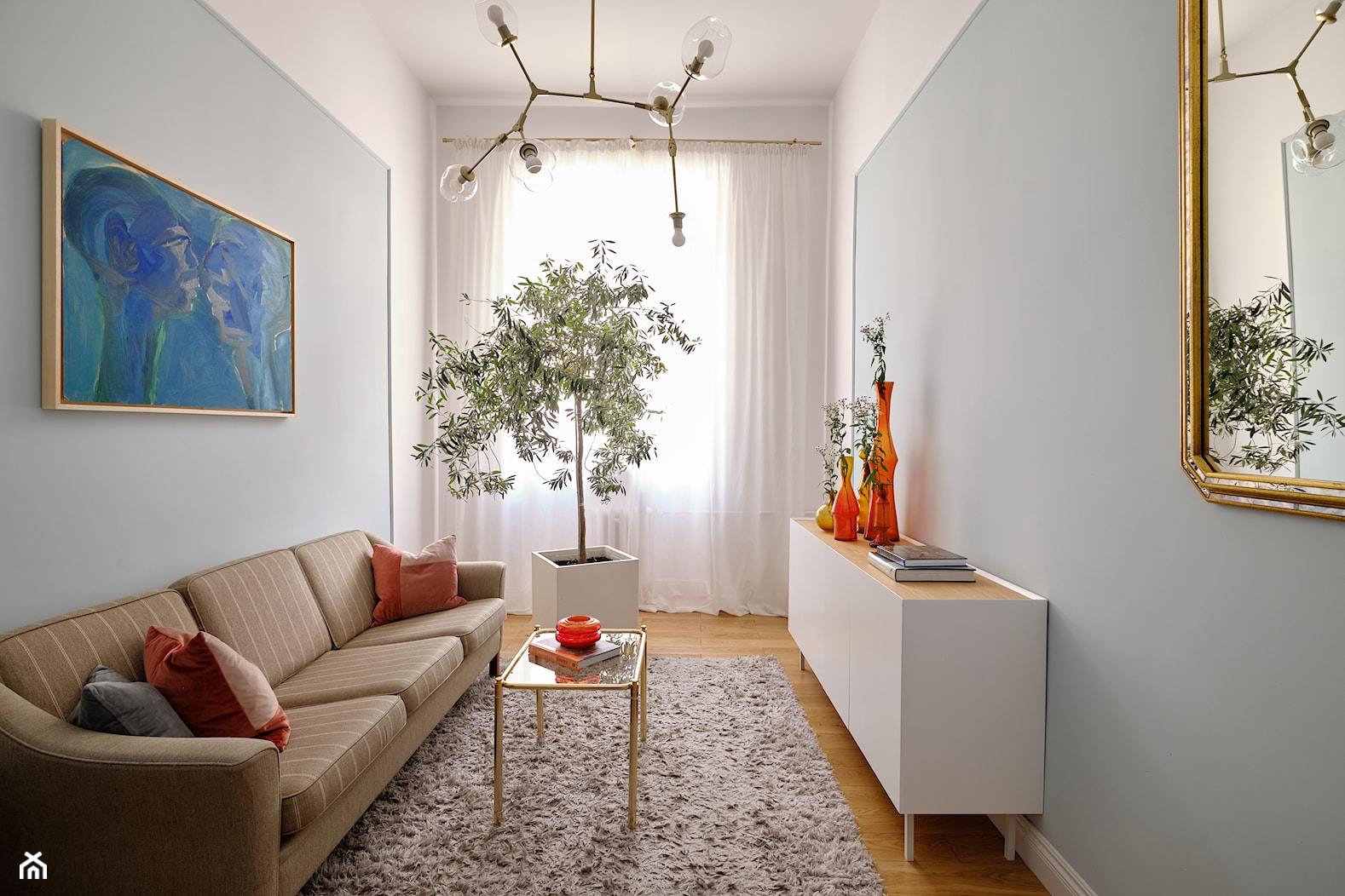 Mała kawalerka, pastelowe kolory, mieszkanie z dobrze wykorzystaną przestrzenią. - Salon - zdjęcie od LEKU DESIGN - Homebook