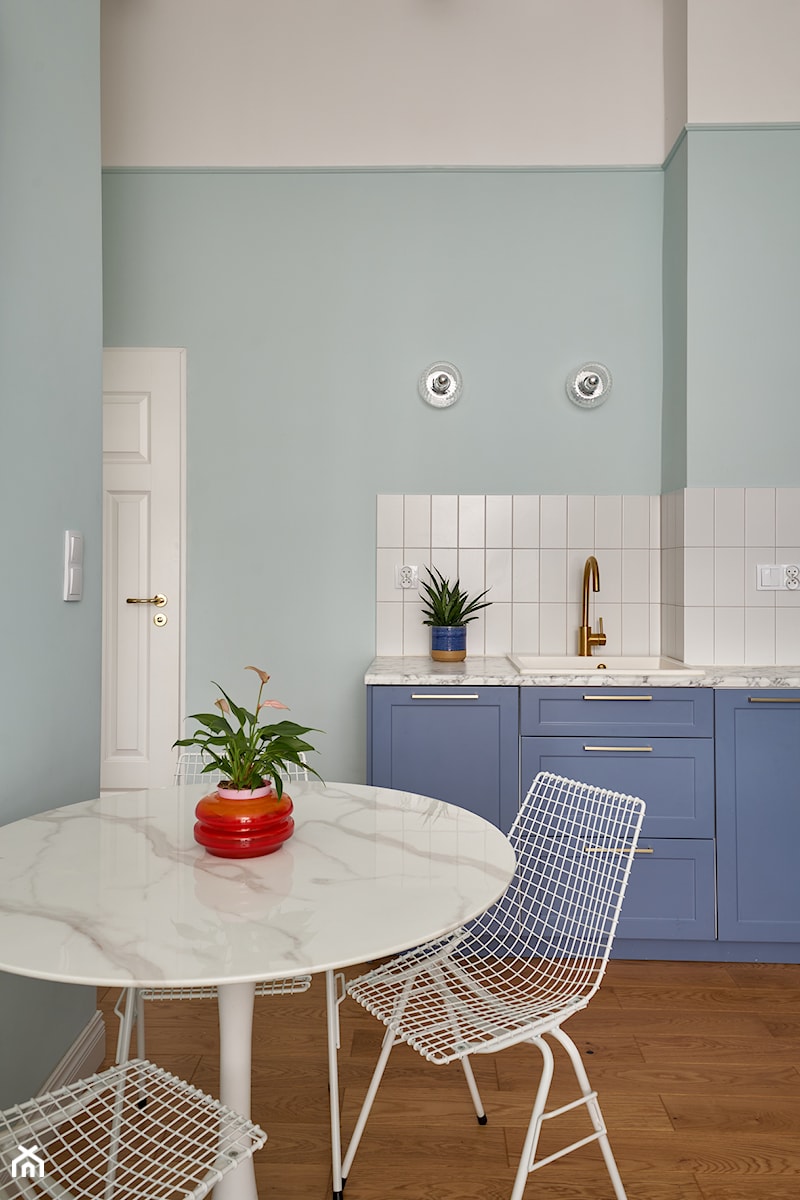 Mała kawalerka, pastelowe kolory, mieszkanie z dobrze wykorzystaną przestrzenią. - Kuchnia - zdjęcie od LEKU DESIGN