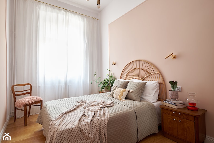 Mała kawalerka, pastelowe kolory, mieszkanie z dobrze wykorzystaną przestrzenią. - Sypialnia - zdjęcie od LEKU DESIGN