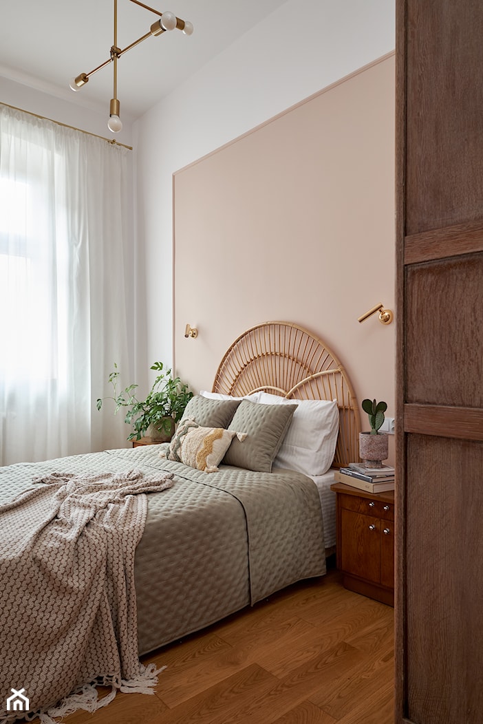 Mała kawalerka, pastelowe kolory, mieszkanie z dobrze wykorzystaną przestrzenią. - Sypialnia - zdjęcie od LEKU DESIGN - Homebook