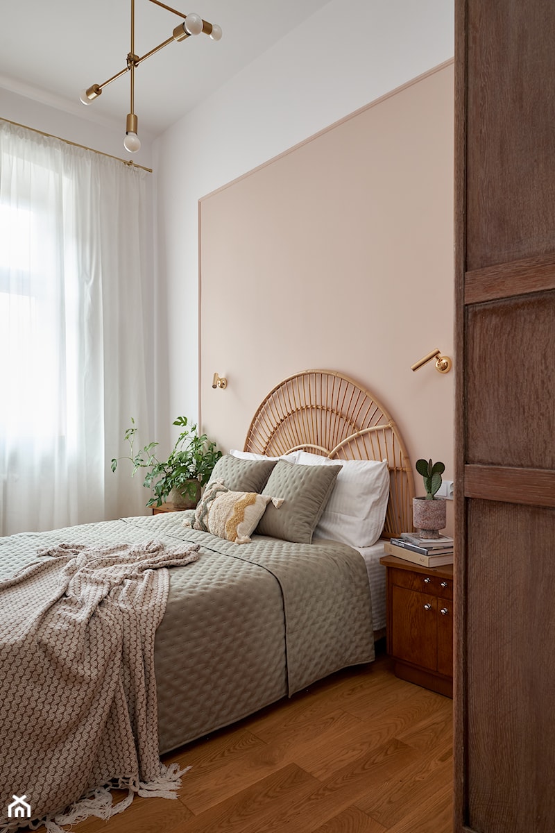 Mała kawalerka, pastelowe kolory, mieszkanie z dobrze wykorzystaną przestrzenią. - Sypialnia - zdjęcie od LEKU DESIGN