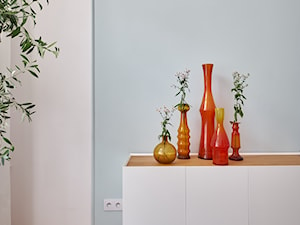 Mała kawalerka, pastelowe kolory, mieszkanie z dobrze wykorzystaną przestrzenią. - Salon - zdjęcie od LEKU DESIGN