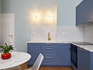 Mała kawalerka, pastelowe kolory, mieszkanie z dobrze wykorzystaną przestrzenią. - Kuchnia, styl skandynawski - zdjęcie od LEKU DESIGN