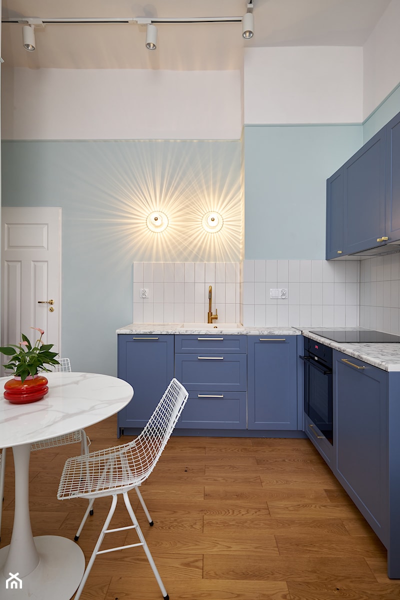 Mała kawalerka, pastelowe kolory, mieszkanie z dobrze wykorzystaną przestrzenią. - Kuchnia, styl skandynawski - zdjęcie od LEKU DESIGN