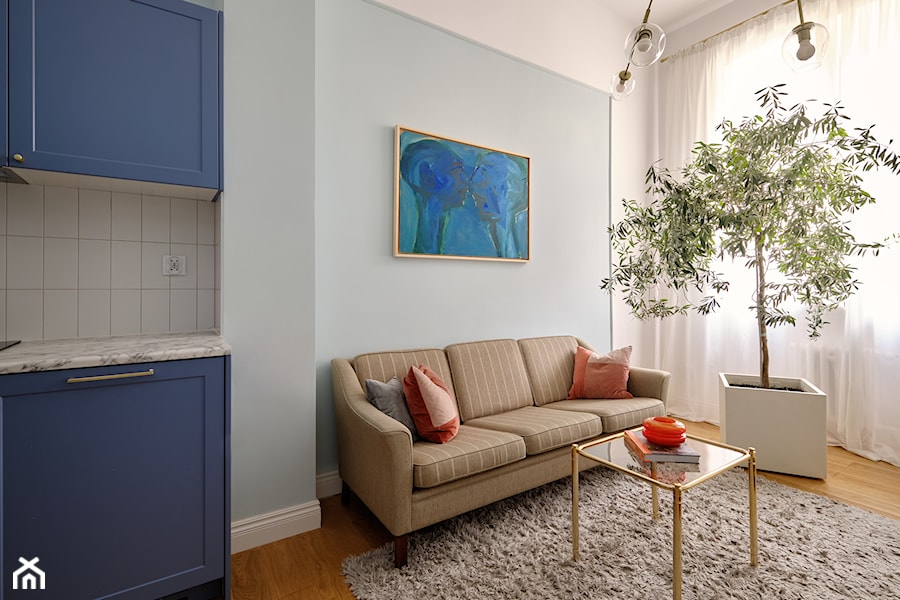 Mała kawalerka, pastelowe kolory, mieszkanie z dobrze wykorzystaną przestrzenią. - Salon - zdjęcie od LEKU DESIGN