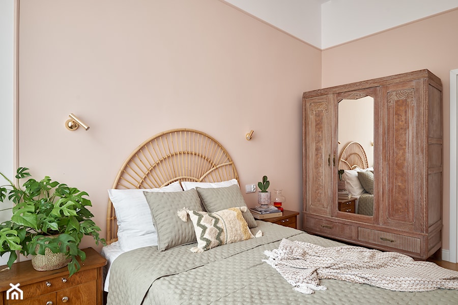 Mała kawalerka, pastelowe kolory, mieszkanie z dobrze wykorzystaną przestrzenią. - Sypialnia, styl vintage - zdjęcie od LEKU DESIGN