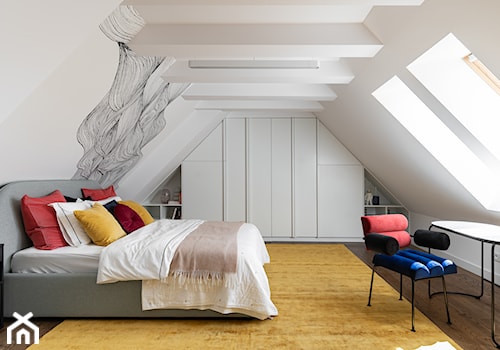 Kolorowe 85-metrowe dwupoziomowe mieszkanie od Koiga Studio - Duża biała z biurkiem z szafkami nocnymi szary z miejscem do pracy sypialnia na poddaszu, styl nowoczesny - zdjęcie od INKADR Natalia Kaczmarek