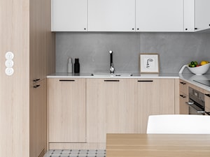 Mieszkanie miłośnika dizajnu w Gdyni- KINK Interiors - Mała średnia otwarta z zabudowaną lodówką kuchnia w kształcie litery l, styl nowoczesny - zdjęcie od INKADR Natalia Kaczmarek