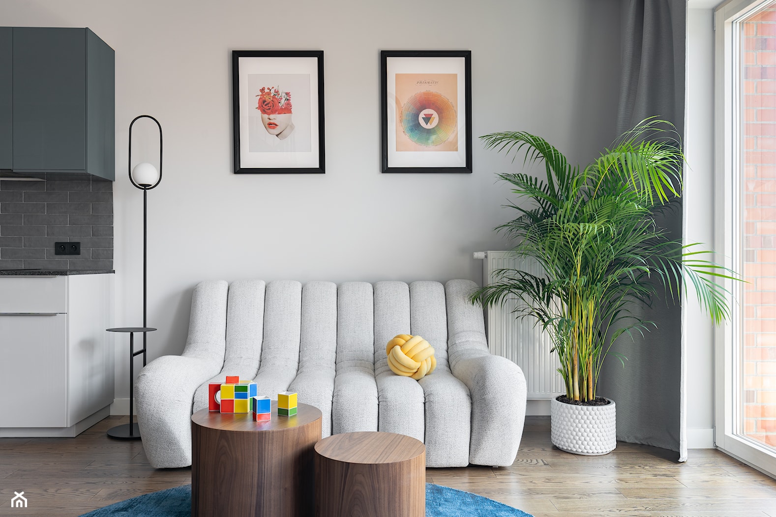 Kolorowe 85-metrowe dwupoziomowe mieszkanie od Koiga Studio - Salon - zdjęcie od INKADR Natalia Kaczmarek - Homebook
