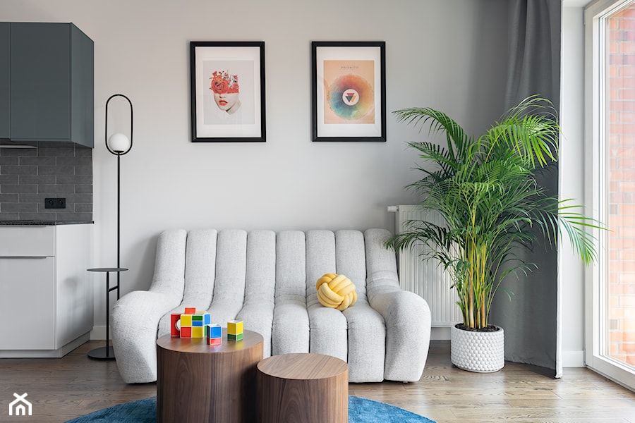 Kolorowe 85-metrowe dwupoziomowe mieszkanie od Koiga Studio - Salon - zdjęcie od INKADR Natalia Kaczmarek
