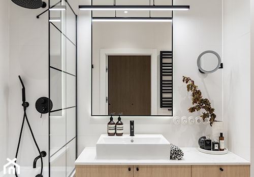 Mieszkanie miłośnika dizajnu w Gdyni- KINK Interiors - Średnia z lustrem z prostokątnym lustrem z białą ceramiką z czarną armaturą łazienka, styl nowoczesny - zdjęcie od INKADR Natalia Kaczmarek
