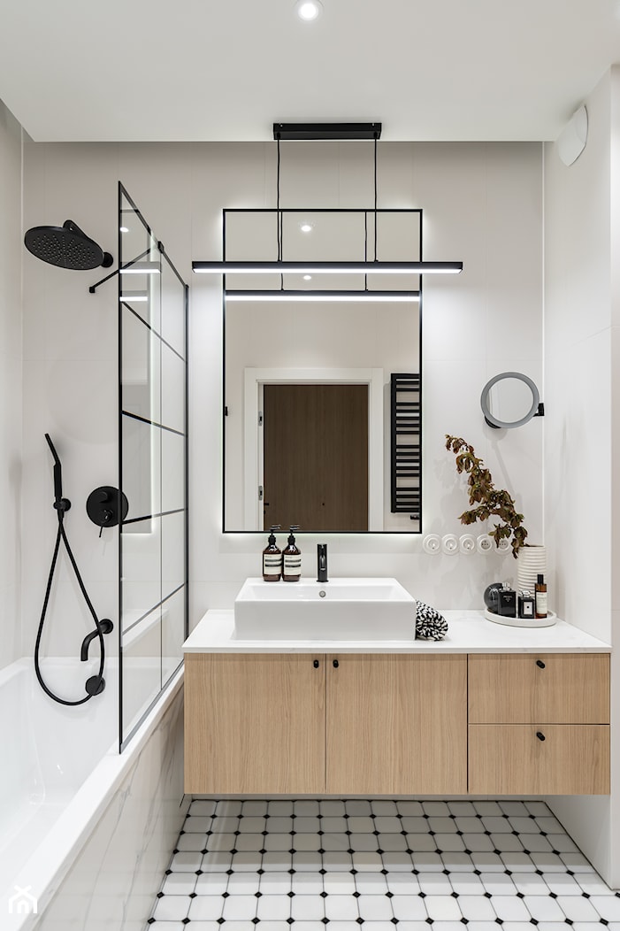 Mieszkanie miłośnika dizajnu w Gdyni- KINK Interiors - Średnia z lustrem z prostokątnym lustrem z białą ceramiką z czarną armaturą łazienka, styl nowoczesny - zdjęcie od INKADR Natalia Kaczmarek - Homebook