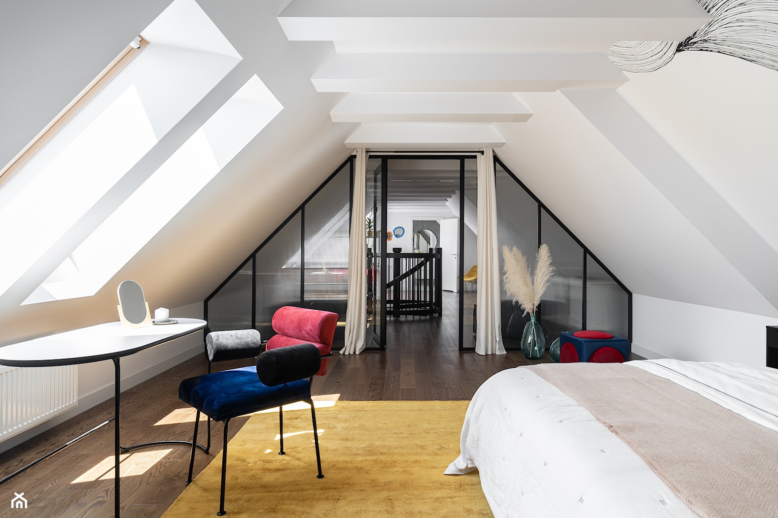 Kolorowe 85-metrowe dwupoziomowe mieszkanie od Koiga Studio - Sypialnia - zdjęcie od INKADR Natalia Kaczmarek - Homebook