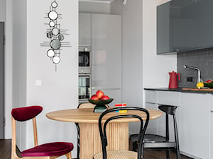 Kolorowe 85-metrowe dwupoziomowe mieszkanie od Koiga Studio - Mała szara jadalnia w kuchni, styl nowoczesny - zdjęcie od INKADR Natalia Kaczmarek
