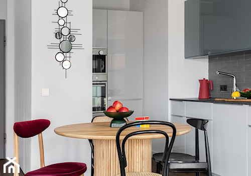 Kolorowe 85-metrowe dwupoziomowe mieszkanie od Koiga Studio - Mała szara jadalnia w kuchni, styl no ... - zdjęcie od INKADR Natalia Kaczmarek