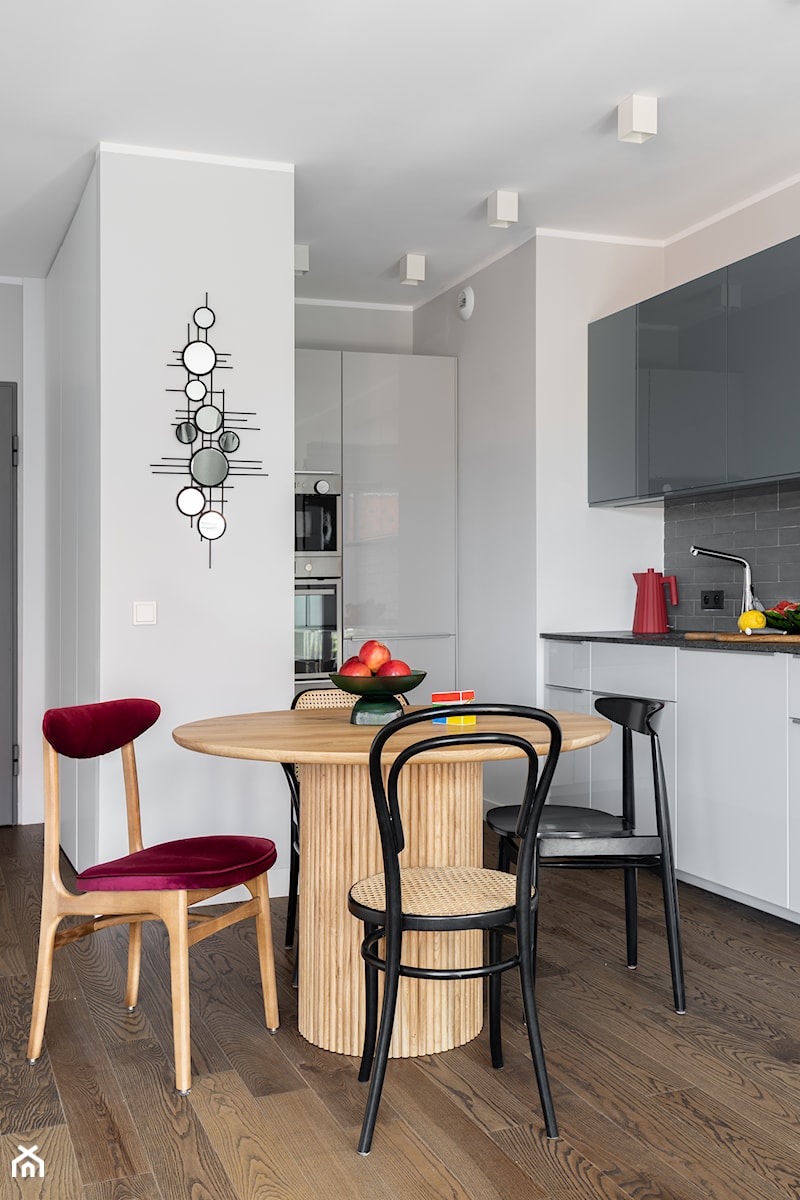 Kolorowe 85-metrowe dwupoziomowe mieszkanie od Koiga Studio - Mała szara jadalnia w kuchni, styl nowoczesny - zdjęcie od INKADR Natalia Kaczmarek
