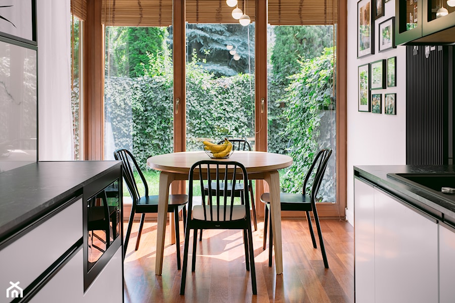 Soft Loft - Mała biała jadalnia w kuchni, styl nowoczesny - zdjęcie od Paweł Śnieżek Interiors & Architecture Design