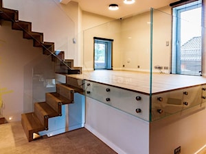 Schody dywanowe samonośne ze szkłem optiwhite - zdjęcie od Helta™ - schody, balustrady, wnętrza.
