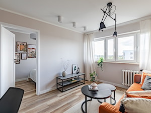 Dwupokojowe mieszkanie na warszawskim Słodowcu - Salon, styl skandynawski - zdjęcie od Uwolnij wnętrze | Joanna Karolczyk