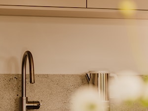 Mieszkanie przepełnione światłem - Kuchnia, styl skandynawski - zdjęcie od LBWA