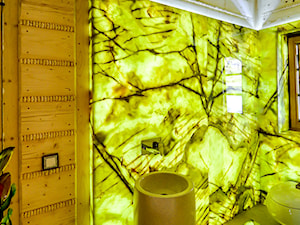 Realizacje - Łazienki - Średnia ze szkłem na ścianie łazienka z oknem, styl glamour - zdjęcie od HODER Granitowe Blaty Kuchenne