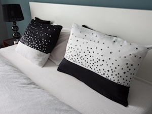 satynowe poduszki z ręcznym nadrukiem - zdjęcie od maqudesign