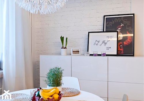 Mieszkanie na Starym Mokotowie - Mała biała jadalnia jako osobne pomieszczenie, styl skandynawski - zdjęcie od PURPLE PRACOWNIA