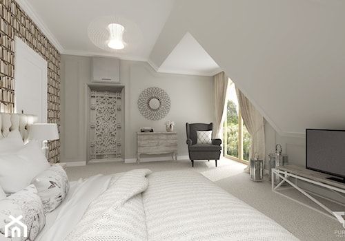 Duża biała szara sypialnia na poddaszu - zdjęcie od PURPLE PRACOWNIA