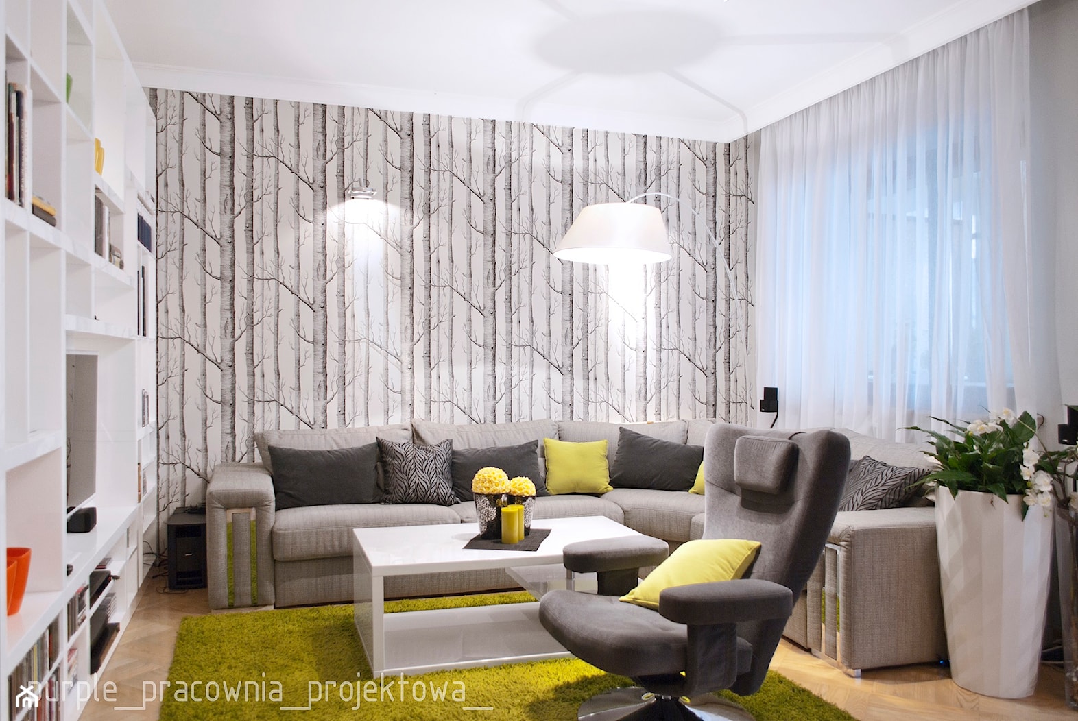 Mieszkanie na Ursynowie - Mały salon z bibiloteczką, styl nowoczesny - zdjęcie od PURPLE PRACOWNIA - Homebook