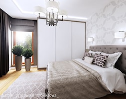 Dom jednorodzinny w Siedlcach - Średnia biała sypialnia z balkonem / tarasem, styl glamour - zdjęcie od PURPLE PRACOWNIA - Homebook