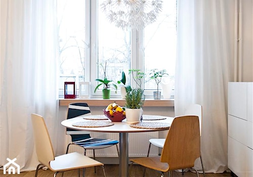 Mieszkanie na Starym Mokotowie - Mała szara jadalnia jako osobne pomieszczenie, styl skandynawski - zdjęcie od PURPLE PRACOWNIA