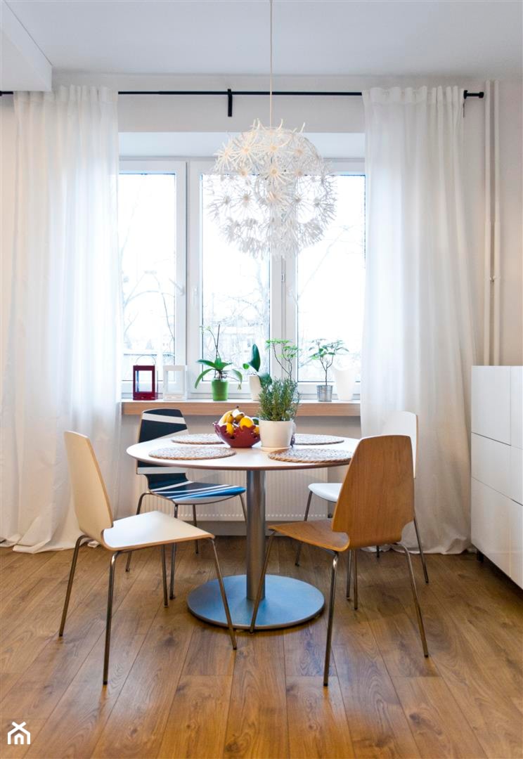 Mieszkanie na Starym Mokotowie - Mała szara jadalnia jako osobne pomieszczenie, styl skandynawski - zdjęcie od PURPLE PRACOWNIA