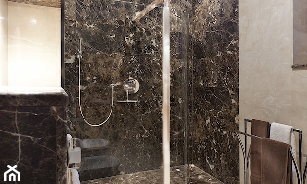 kamienne ściany w łazience w brązowym marmurze