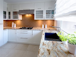Kuchnie - Inspiracje - Średnia otwarta beżowa biała z zabudowaną lodówką z podblatowym zlewozmywakiem kuchnia w kształcie litery u - zdjęcie od RR Granity