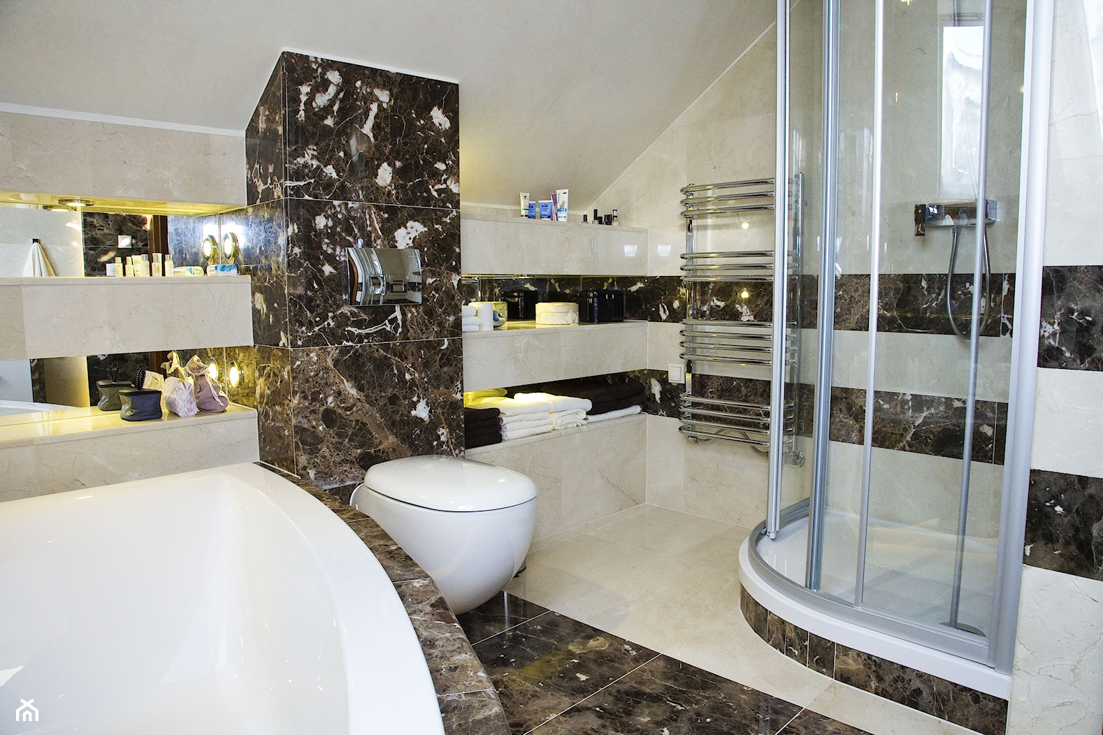 Łazienki - Średnia na poddaszu z marmurową podłogą łazienka z oknem, styl nowoczesny - zdjęcie od RR Granity - Homebook
