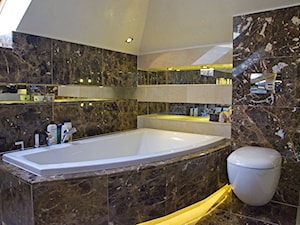 Łazienki - Średnia na poddaszu z marmurową podłogą łazienka z oknem, styl tradycyjny - zdjęcie od RR Granity