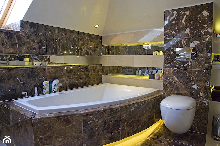 Łazienki - Średnia na poddaszu z marmurową podłogą łazienka z oknem, styl tradycyjny - zdjęcie od RR Granity