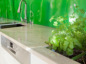 Kuchnie - Inspiracje - Mała z kamiennym blatem zielona z zabudowaną lodówką z podblatowym zlewozmywakiem kuchnia jednorzędowa, styl nowoczesny - zdjęcie od RR Granity