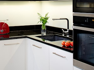 Kuchnie - Inspiracje - Mała biała z zabudowaną lodówką z podblatowym zlewozmywakiem kuchnia w kształcie litery l z kompozytem na ścianie nad blatem kuchennym, styl tradycyjny - zdjęcie od RR Granity