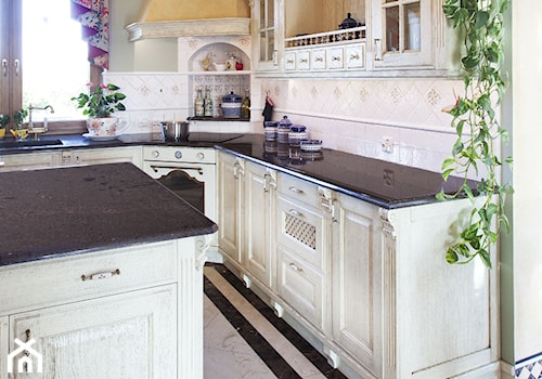 Kuchnie - Inspiracje - Duża otwarta biała szara z podblatowym zlewozmywakiem kuchnia w kształcie litery l z wyspą lub półwyspem, styl prowansalski - zdjęcie od RR Granity