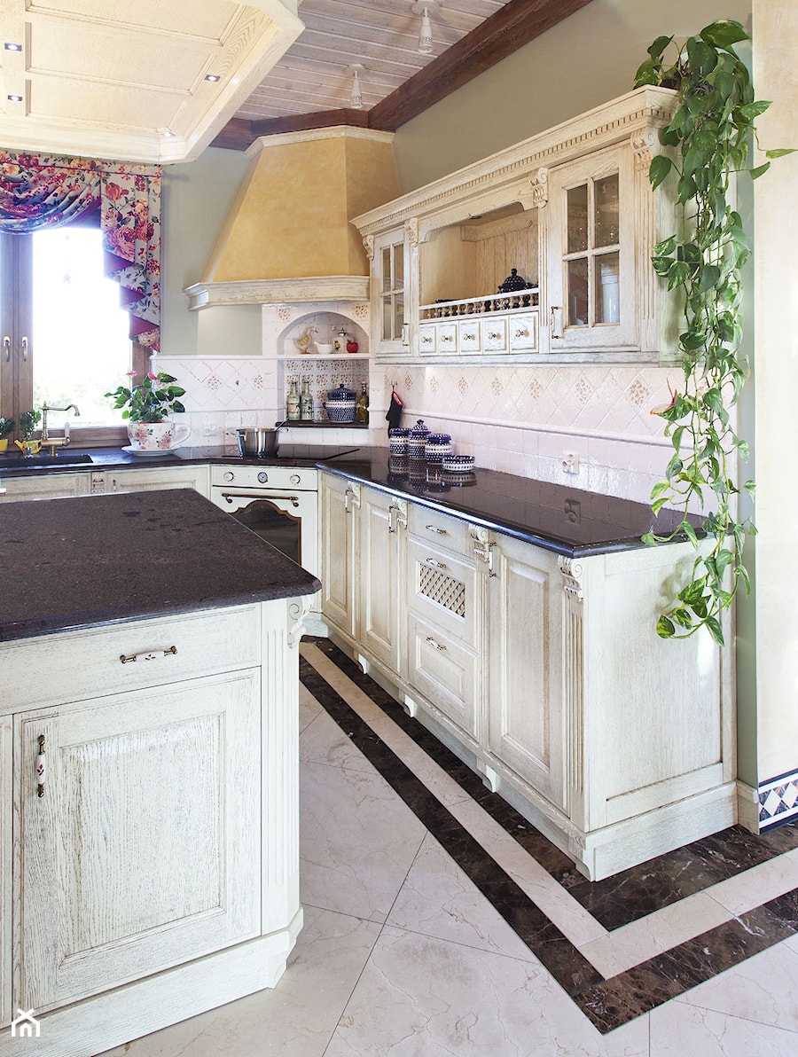 Kuchnie - Inspiracje - Duża otwarta biała szara z podblatowym zlewozmywakiem kuchnia w kształcie litery l z wyspą lub półwyspem, styl prowansalski - zdjęcie od RR Granity