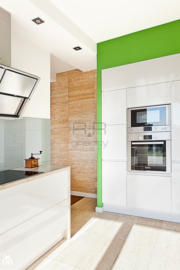 Kuchnie - Inspiracje - Średnia zamknięta biała szara zielona z zabudowaną lodówką kuchnia w kształcie litery u - zdjęcie od RR Granity