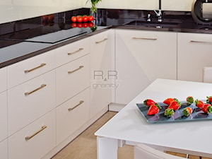 Kuchnie - Inspiracje - Średnia otwarta beżowa z podblatowym zlewozmywakiem kuchnia w kształcie litery l z wyspą lub półwyspem, styl tradycyjny - zdjęcie od RR Granity