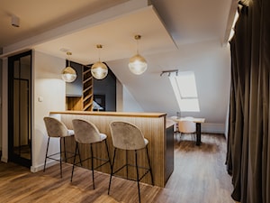 Kuchnia w apartamencie na poddaszu na gdańskim Chełmie - zdjęcie od MPROJEKT MILENA BARANOWSKA-PALIWODA