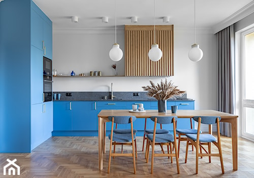 Salon z aneksem kuchennym w mieszkaniu w gdyńskiej kamienicy - zdjęcie od MPROJEKT MILENA BARANOWSKA-PALIWODA