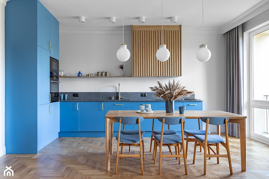Salon z aneksem kuchennym w mieszkaniu w gdyńskiej kamienicy - zdjęcie od MPROJEKT MILENA BARANOWSKA-PALIWODA