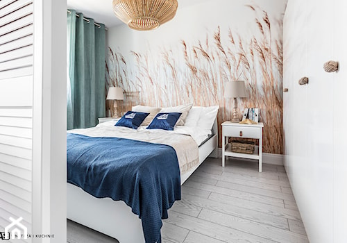 Mieszkanie z widokiem na morze - Średnia biała sypialnia, styl skandynawski - zdjęcie od SAS Wnętrza i Kuchnie